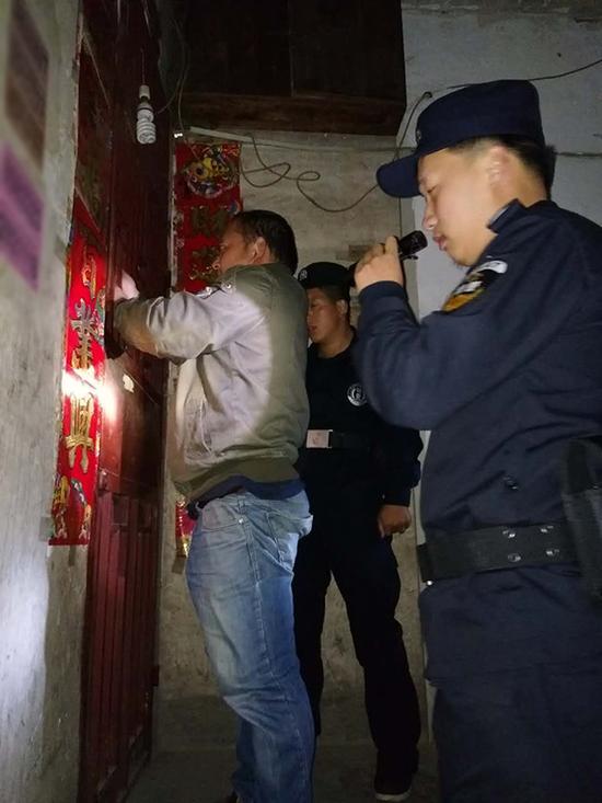 秧坝镇粗心妈妈误将幼女锁家中 民警全城寻开锁师傅开门